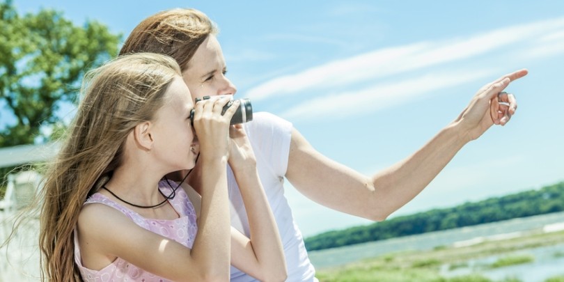 Mutter und Tochter mit Fernglas